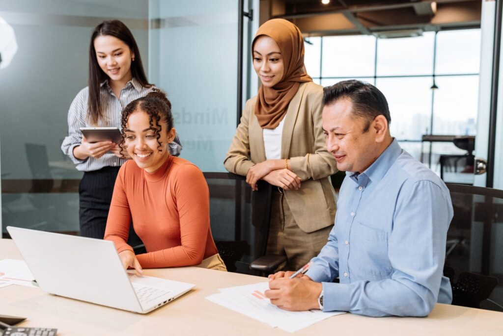 servis buat website startup malaysia founder guna laptop