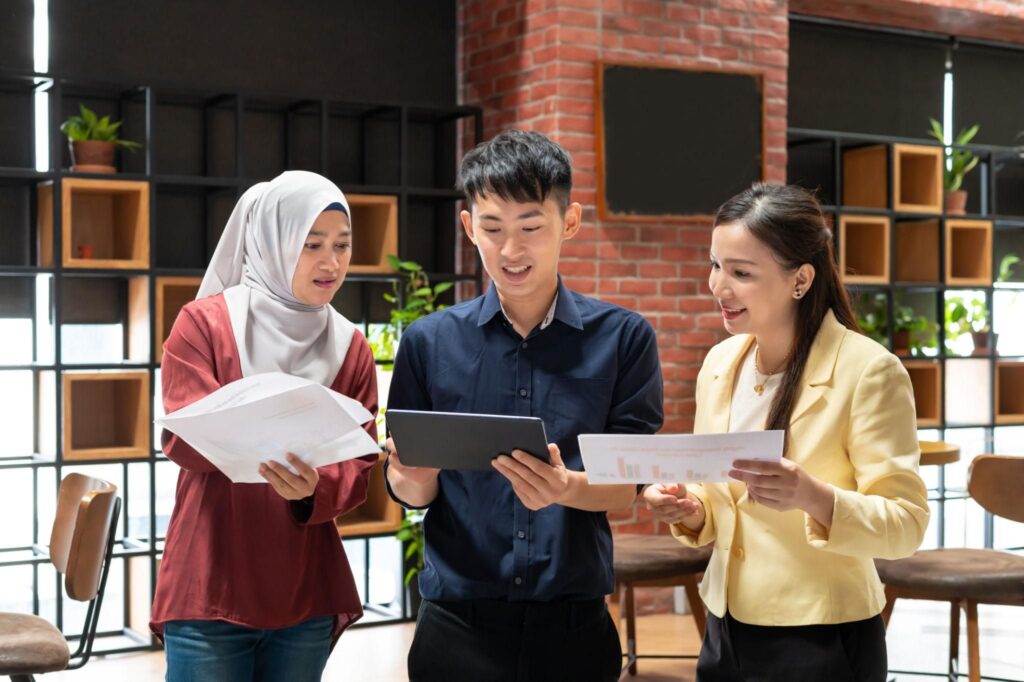 pasukan syarikat berbincang tentang pembangunan laman web